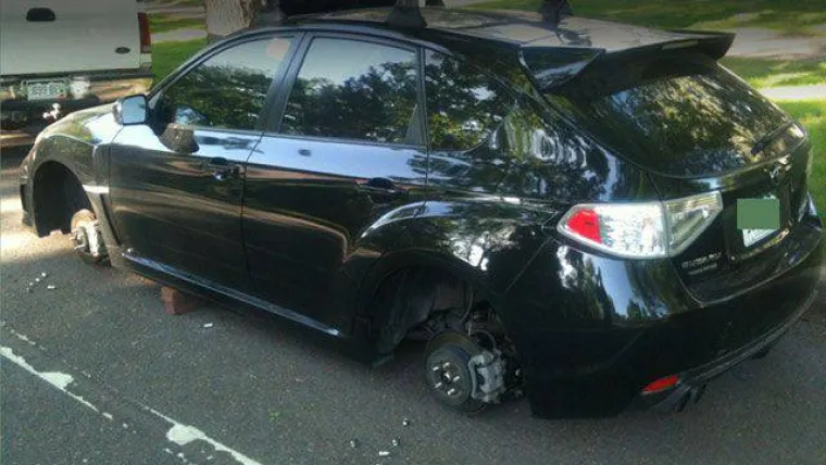 ONO KAD PARKIRAŠ U KRIVOM KVARTU: Kad su se vratili po svoje limene ljubimce, shvatili su kakvu su kobnu grešku napravili