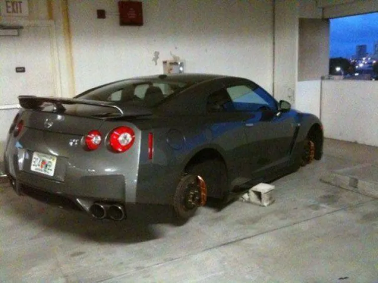 ONO KAD PARKIRA&Scaron; U KRIVOM KVARTU: Kad su se vratili po svoje limene ljubimce, shvatili su kakvu su kobnu gre&scaron;ku napravili