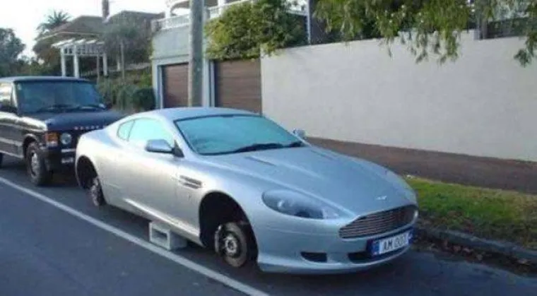 ONO KAD PARKIRA&Scaron; U KRIVOM KVARTU: Kad su se vratili po svoje limene ljubimce, shvatili su kakvu su kobnu gre&scaron;ku napravili