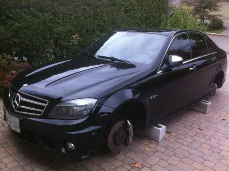 ONO KAD PARKIRA&Scaron; U KRIVOM KVARTU: Kad su se vratili po svoje limene ljubimce, shvatili su kakvu su kobnu gre&scaron;ku napravili