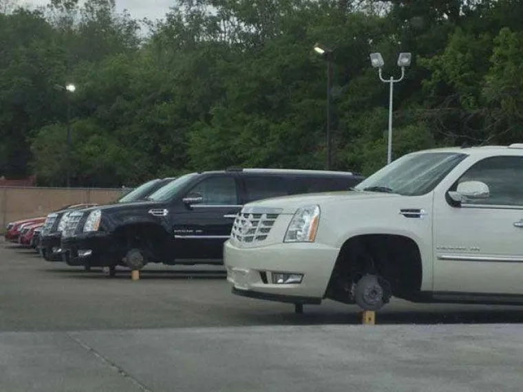 ONO KAD PARKIRA&Scaron; U KRIVOM KVARTU: Kad su se vratili po svoje limene ljubimce, shvatili su kakvu su kobnu gre&scaron;ku napravili