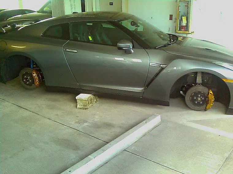 ONO KAD PARKIRA&Scaron; U KRIVOM KVARTU: Kad su se vratili po svoje limene ljubimce, shvatili su kakvu su kobnu gre&scaron;ku napravili