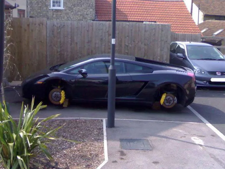 ONO KAD PARKIRA&Scaron; U KRIVOM KVARTU: Kad su se vratili po svoje limene ljubimce, shvatili su kakvu su kobnu gre&scaron;ku napravili