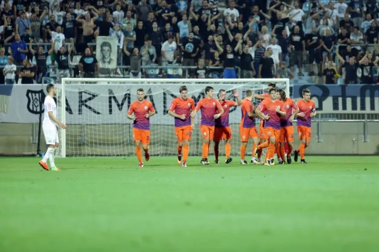 LOKOMOTIVA NA RUJEVICI: Navijači ispunili tribine i dali podr&scaron;ku Rijeci nakon serije poraza