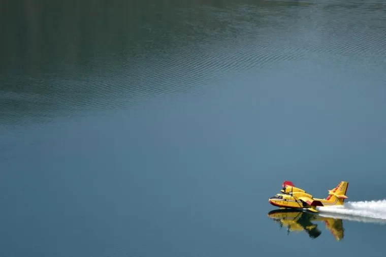[FOTO] KAKVE VJE&Scaron;TINE, KAKVE AKROBACIJE: Piloti kanadera odu&scaron;evili turiste kod Visovačkog jezera