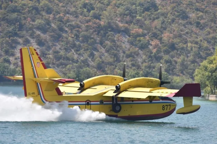 [FOTO] KAKVE VJE&Scaron;TINE, KAKVE AKROBACIJE: Piloti kanadera odu&scaron;evili turiste kod Visovačkog jezera