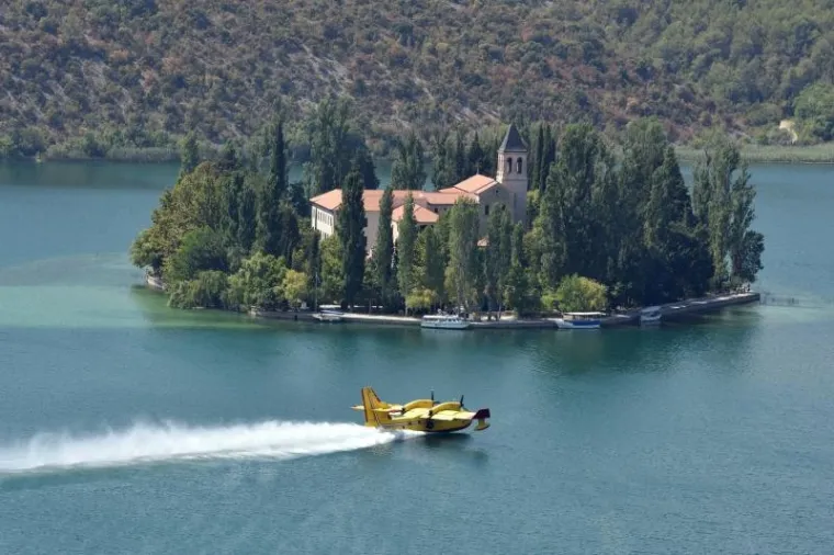 [FOTO] KAKVE VJE&Scaron;TINE, KAKVE AKROBACIJE: Piloti kanadera odu&scaron;evili turiste kod Visovačkog jezera