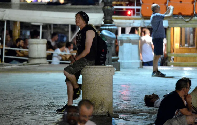 Legendarni gitarist Iron Maidena Janick Robert Gers s obitelji pro&scaron;etao Stradunom