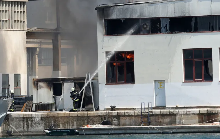 &Scaron;ibenik: buknuo požar u skladi&scaron;tu Remontnog brodogradili&scaron;ta NCP