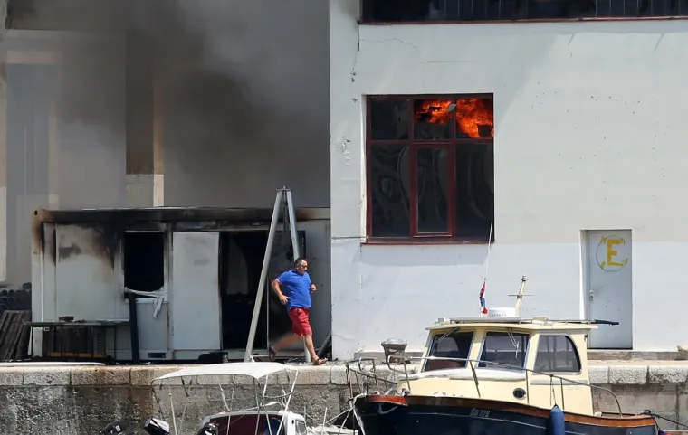 &Scaron;ibenik: buknuo požar u skladi&scaron;tu Remontnog brodogradili&scaron;ta NCP
