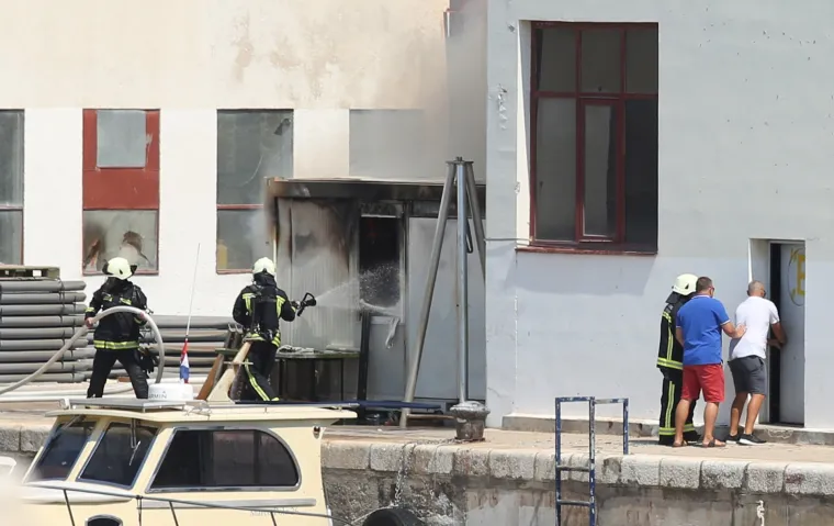 &Scaron;ibenik: buknuo požar u skladi&scaron;tu Remontnog brodogradili&scaron;ta NCP