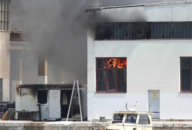 &Scaron;ibenik: buknuo požar u skladi&scaron;tu Remontnog brodogradili&scaron;ta NCP