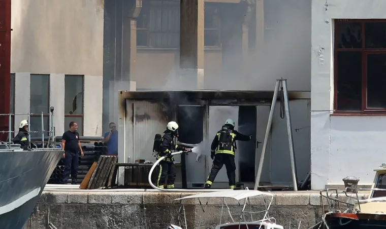 &Scaron;ibenik: buknuo požar u skladi&scaron;tu Remontnog brodogradili&scaron;ta NCP