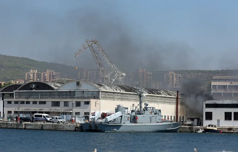 &Scaron;ibenik: buknuo požar u skladi&scaron;tu Remontnog brodogradili&scaron;ta NCP