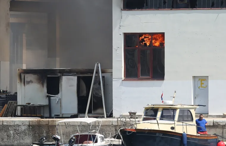 &Scaron;ibenik: buknuo požar u skladi&scaron;tu Remontnog brodogradili&scaron;ta NCP