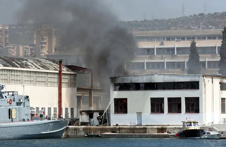 &Scaron;ibenik: buknuo požar u skladi&scaron;tu Remontnog brodogradili&scaron;ta NCP