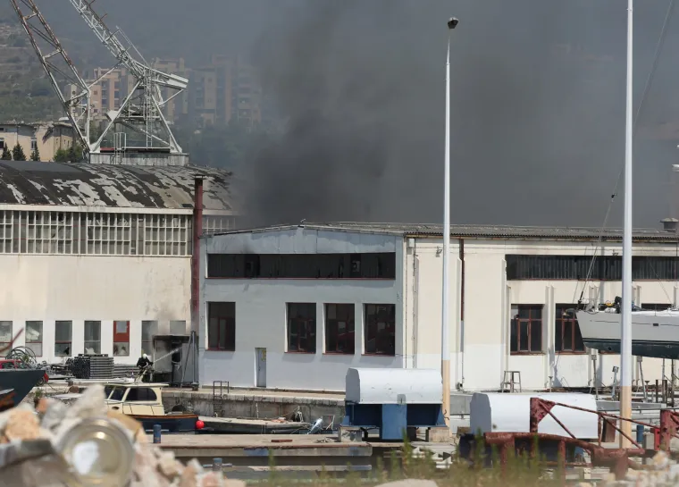 &Scaron;ibenik: buknuo požar u skladi&scaron;tu Remontnog brodogradili&scaron;ta NCP