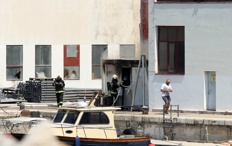 &Scaron;ibenik: buknuo požar u skladi&scaron;tu Remontnog brodogradili&scaron;ta NCP