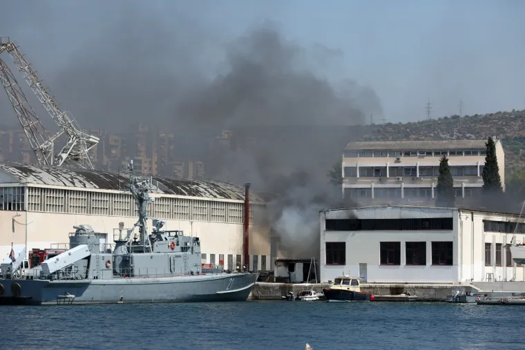 &Scaron;ibenik: buknuo požar u skladi&scaron;tu Remontnog brodogradili&scaron;ta NCP