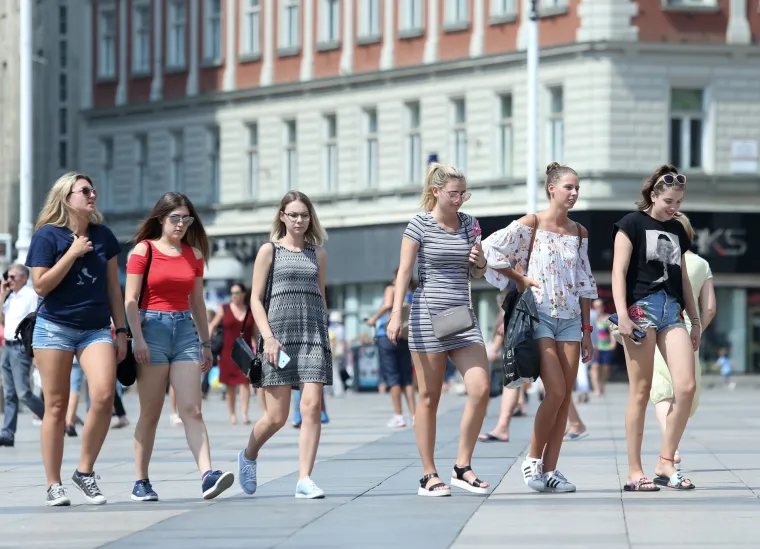 Prekrasne žene pro&scaron;etale centrom Zagreba