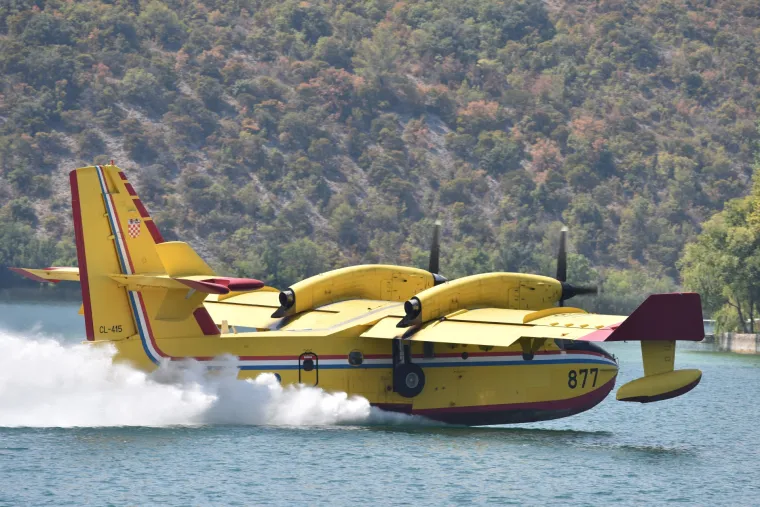 Kanaderi odu&scaron;evili turiste prilikom uzimanja vode u Visovačkom jezeru