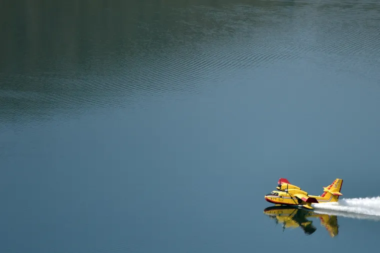 Kanaderi odu&scaron;evili turiste prilikom uzimanja vode u Visovačkom jezeru
