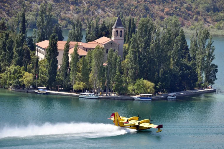 Kanaderi odu&scaron;evili turiste prilikom uzimanja vode u Visovačkom jezeru