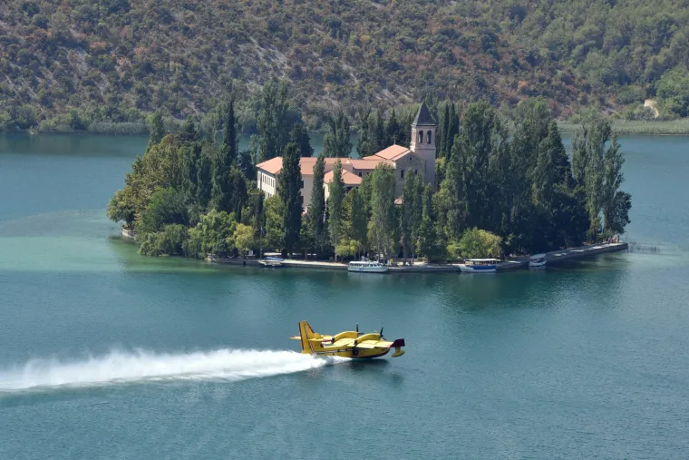 Kanaderi odu&scaron;evili turiste prilikom uzimanja vode u Visovačkom jezeru