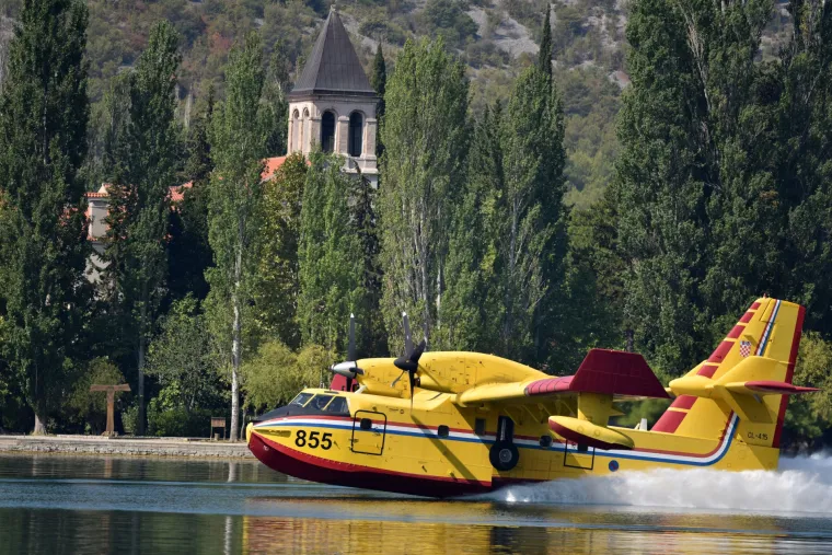 Kanaderi odu&scaron;evili turiste prilikom uzimanja vode u Visovačkom jezeru