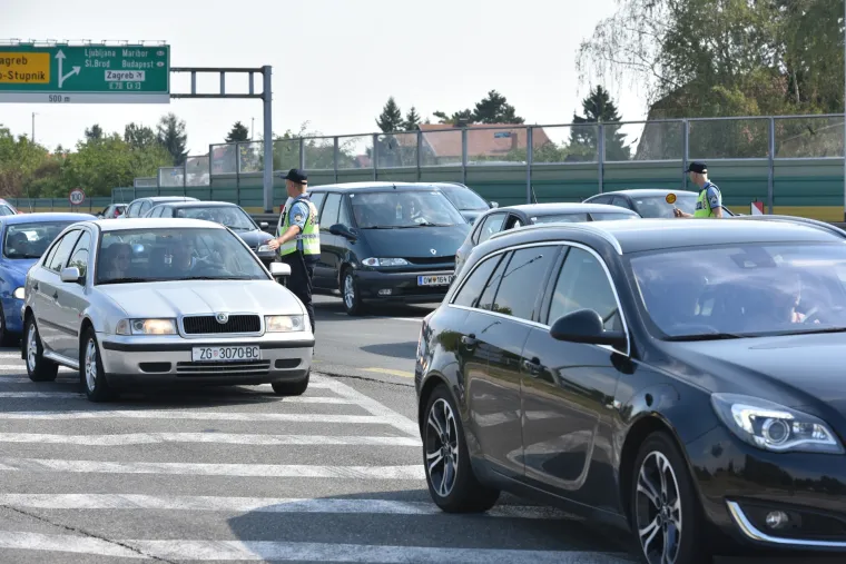 Gužva na naplatnim kućicama Lučko u smjeru mora