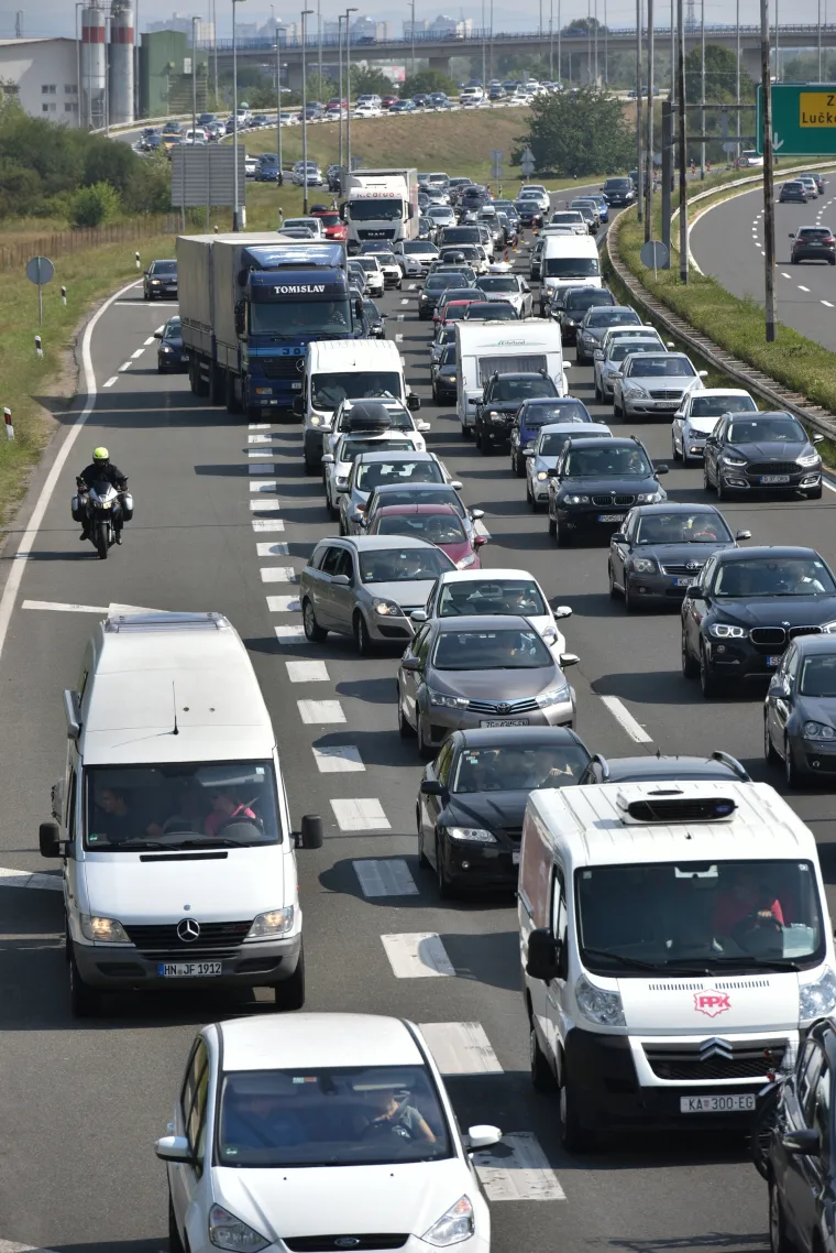 Gužva na naplatnim kućicama Lučko u smjeru mora