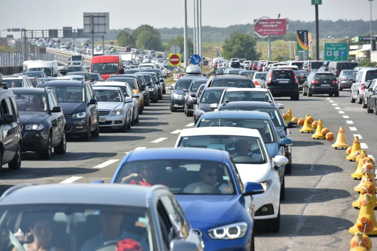 Gužva na naplatnim kućicama Lučko u smjeru mora