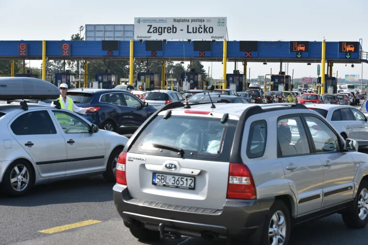 Gužva na naplatnim kućicama Lučko u smjeru mora