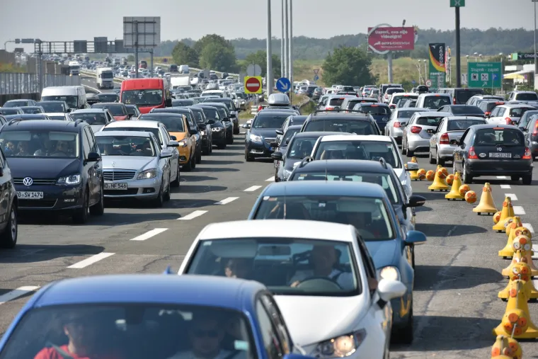 Gužva na naplatnim kućicama Lučko u smjeru mora