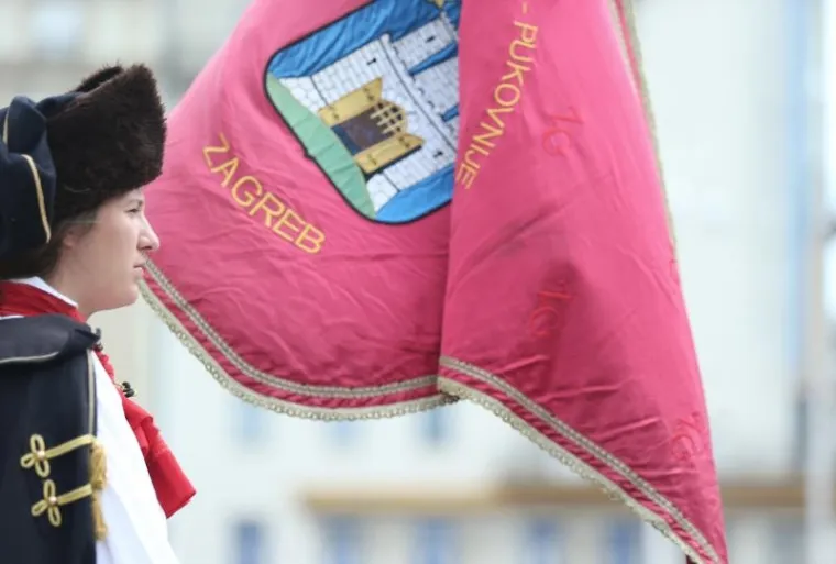 Ponovno odu&scaron;evili turiste: smjena straže Kravat pukovnije prodefilirala centrom grada