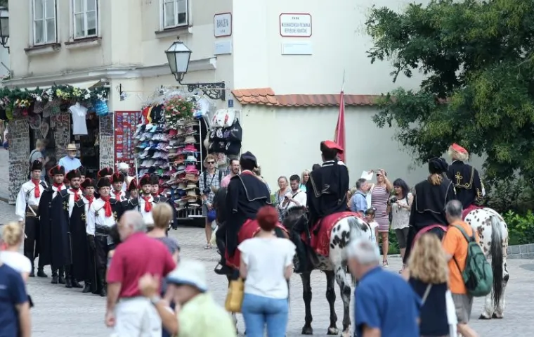 Ponovno odu&scaron;evili turiste: smjena straže Kravat pukovnije prodefilirala centrom grada