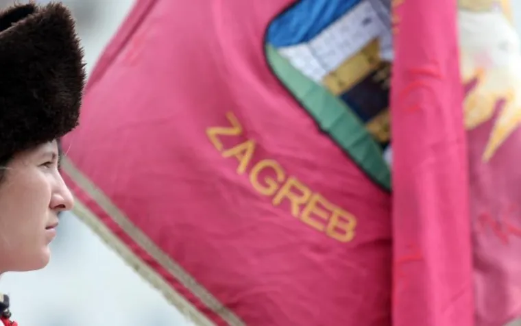 Ponovno odu&scaron;evili turiste: smjena straže Kravat pukovnije prodefilirala centrom grada