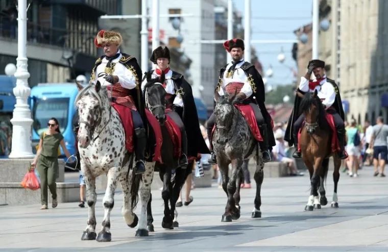 Ponovno odu&scaron;evili turiste: smjena straže Kravat pukovnije prodefilirala centrom grada