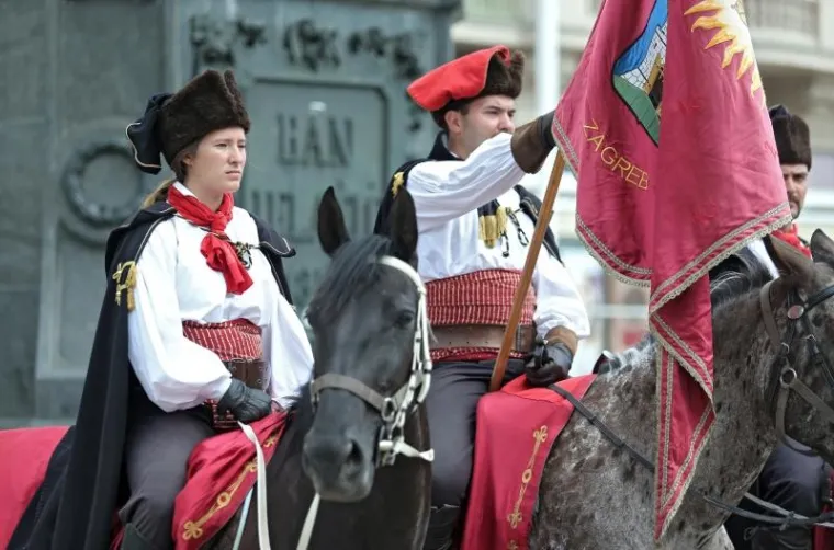 Ponovno odu&scaron;evili turiste: smjena straže Kravat pukovnije prodefilirala centrom grada