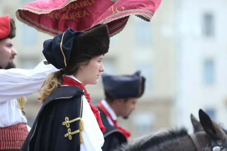 Ponovno odu&scaron;evili turiste: smjena straže Kravat pukovnije prodefilirala centrom grada