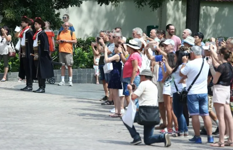 Ponovno odu&scaron;evili turiste: smjena straže Kravat pukovnije prodefilirala centrom grada