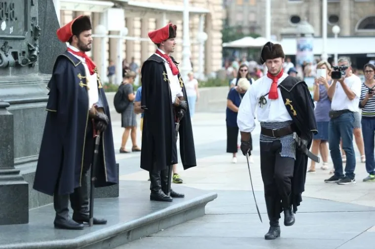 Ponovno odu&scaron;evili turiste: smjena straže Kravat pukovnije prodefilirala centrom grada
