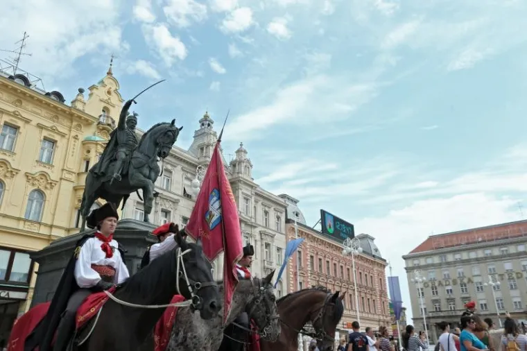 Ponovno odu&scaron;evili turiste: smjena straže Kravat pukovnije prodefilirala centrom grada