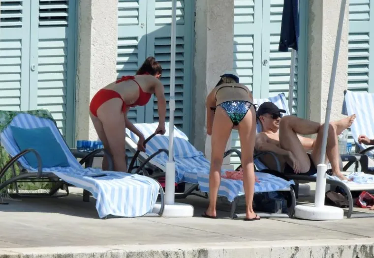 AMERIČKA REALITY ZVIJEZDA NA HVARU S KOLEGICOM: Cure odmaraju obline na ležaljci, a prolaznici uzdi&scaron;u