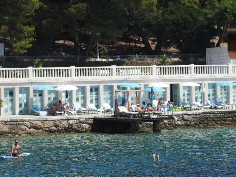 AMERIČKA REALITY ZVIJEZDA NA HVARU S KOLEGICOM: Cure odmaraju obline na ležaljci, a prolaznici uzdi&scaron;u