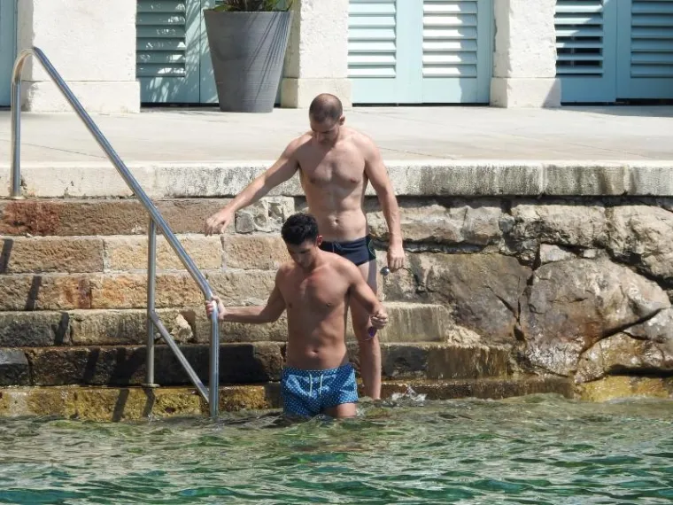 AMERIČKA REALITY ZVIJEZDA NA HVARU S KOLEGICOM: Cure odmaraju obline na ležaljci, a prolaznici uzdi&scaron;u