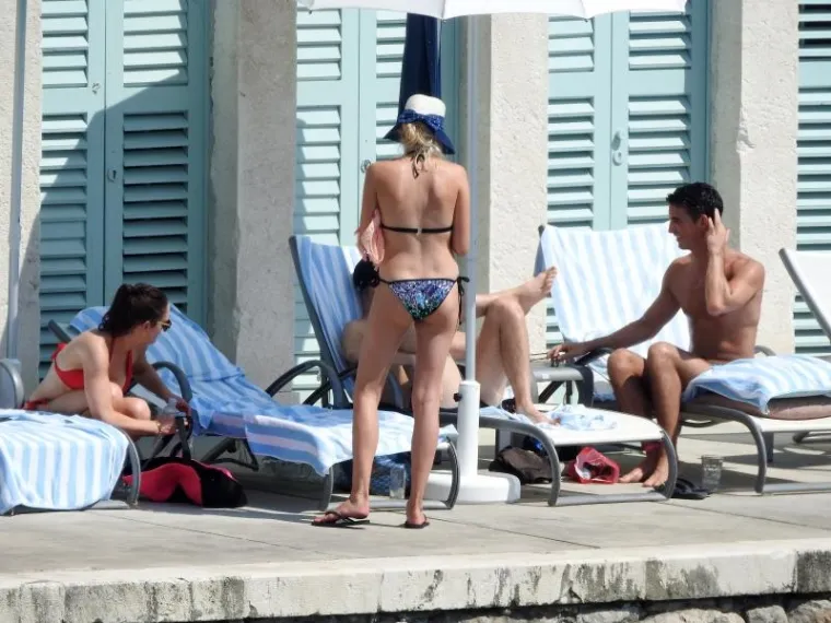 AMERIČKA REALITY ZVIJEZDA NA HVARU S KOLEGICOM: Cure odmaraju obline na ležaljci, a prolaznici uzdi&scaron;u