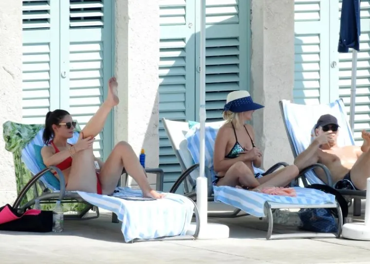 AMERIČKA REALITY ZVIJEZDA NA HVARU S KOLEGICOM: Cure odmaraju obline na ležaljci, a prolaznici uzdi&scaron;u