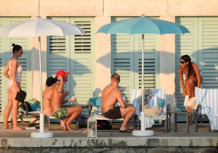 AMERIČKA REALITY ZVIJEZDA NA HVARU S KOLEGICOM: Cure odmaraju obline na ležaljci, a prolaznici uzdi&scaron;u