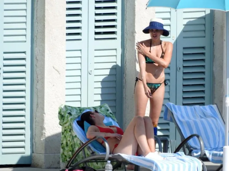 AMERIČKA REALITY ZVIJEZDA NA HVARU S KOLEGICOM: Cure odmaraju obline na ležaljci, a prolaznici uzdi&scaron;u